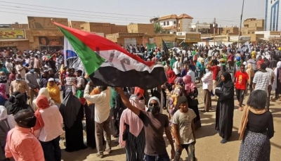  السودان.. مقتل ضابط شرطة ومتظاهر في الخرطوم مع استمرار الاحتجاجات
