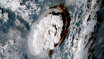 تسونامي يضرب جزر في المحيط الهادئ بعد ثوران بركاني ضخم تحت الماء