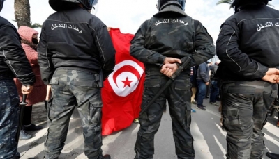 تونس.. وفاة أحد متظاهري 14 يناير متأثرًا بإصابته بعد تعنيفه من قبل الشرطة