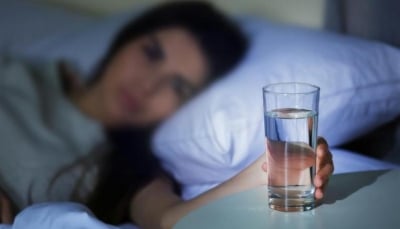 أفضل وقت للتوقف عن شرب الماء من أجل نوم أفضل؟