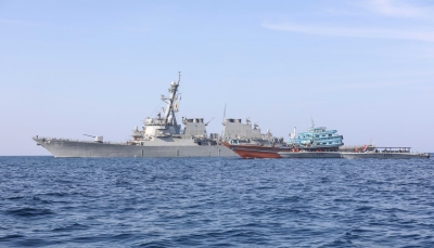البحرية الأمريكية تضبط سفينة تحمل مواد تستخدم في صناعة المتفجرات كانت في طريقها للحوثيين
