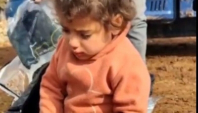 في مشهد موجع.. مأساة طفلة سورية تتجمد من البرد (فيديو)