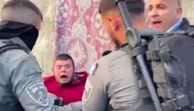 قوات الاحتلال تعتدي على فلسطيني من ذوي الاحتياجات الخاصة في حي الشيخ جراح (فيديو)