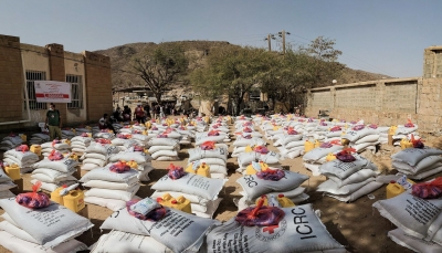 إب.. الصليب الأحمر توزع مساعدات غذائية للنازحين في فرع العدين