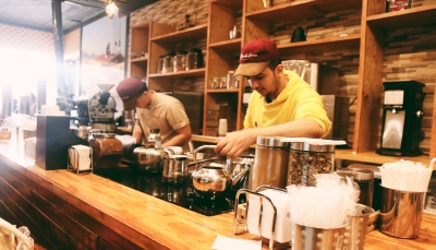 رشفة واحدة في كل مرة.. "بيت القهوة" مقهى يمني يجمع سكان نيويورك