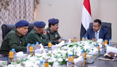 رئيس الوزراء يناقش مع قيادة وزارة الداخلية خططها لتعزيز الأمن والاستقرار في عدن