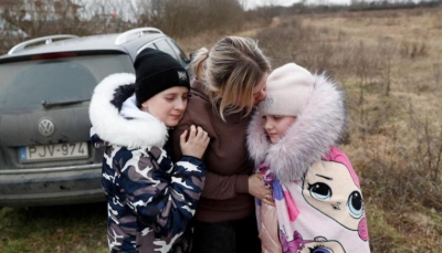 شاهد - أوكراني يائس يسلم طفليه إلى سيدة لا يعرفها على الحدود