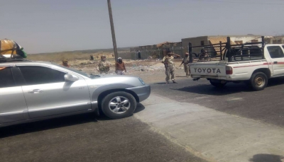مجندون موالون للإمارات يقطعون الخط الدولي الرابط بين حضرموت وشبوة