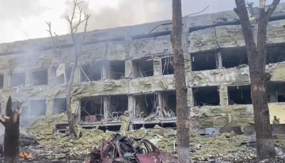 أوكرانيا تتهم روسيا بتدمير مستشفى وموسكو تتحدث عن قصف منشأة تُغذي محطة نووية