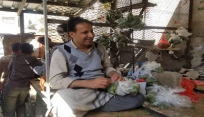 صدام حسن.. من مذيع تلفزيوني إلى بائع قات بعد أن سرق الحوثي راتبه