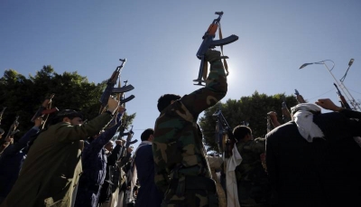 كاتب بريطاني: الحوثيون يتجنبون إثارة إجراءات أمريكية أكثر صرامة في البحر الأحمر