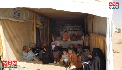 بلا أدنى مقومات الحياة.. أطفال يفترشون الرمل للتعلّم بمخيمات النزوح في اليمن (تقرير خاص)