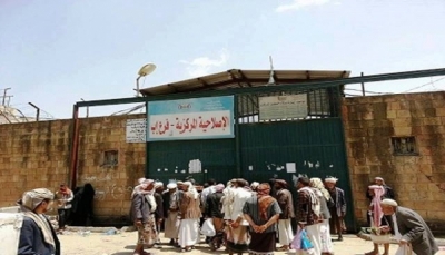 إب.. مليشيا الحوثي تفرج عن مئات السجناء للدفع بهم إلى جبهات القتال