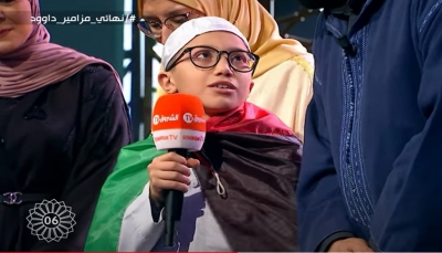 طفل جزائري يطلب تتويجه بمسابقة للقرآن وهو يرتدي علم فلسطين (فيديو)