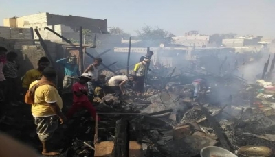 حريق يلتهم مستودعا للمواد الغذائية في الشيخ عثمان بعدن