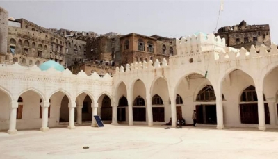إب.. مليشيا الحوثي ترفع الآذان من الجامع الكبير على طريقة المذهب "الزيدي"