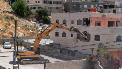 قوات الاحتلال تهدم مبنى سكني بالقدس وتشرد العشرات والفصائل الفلسطينية تحذر