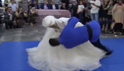 عروس تركية تطرح زوجها أرضا في حفل زفافهما (فيديو)