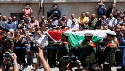 عرقلوا جنازتها وصادروا وشاحاً لعلم فلسطين.. الاحتلال يضيّق على "شيرين" حتى بعد اغتيالها