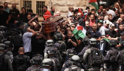 وسط تضييقات من قوات الاحتلال.. دفن جثمان شيرين أبو عاقلة في القدس المحتلة