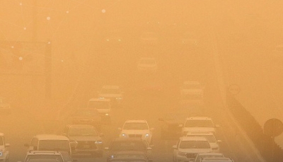 موجة غبار تصيب 4 آلاف عراقي بالإختناق وتوقف الطيران بالكويت لساعات