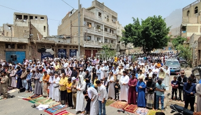 تعز.. مواطنون يؤدون صلاة الجمعة في المنفذ الشرقي للمطالبة برفع الحصار الحوثي