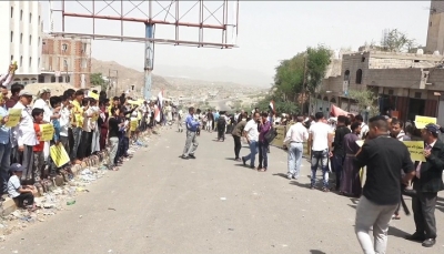 لليوم السادس على التوالي.. محتجون في تعز ينددون باستمرار حصار الحوثيين للمدينة