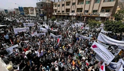 تعز.. الآلاف يتظاهرون للمطالبة بفتح جميع الطرقات الرئيسية وإنهاء الحصار الحوثي