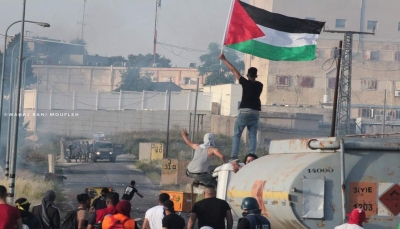 اشتباكات عنيفة بين الاحتلال وفلسطينيين في نابلس والمئات يتظاهرون في غزة رفضاً لـ"مسيرة الأعلام"