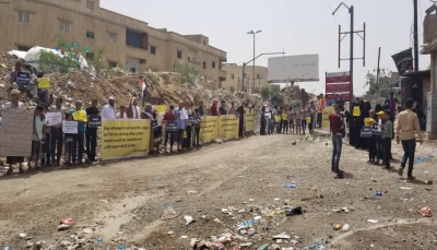 استمرار الوقفات الاحتجاجية المطالبة بفك الحصار الحوثي عن تعز
