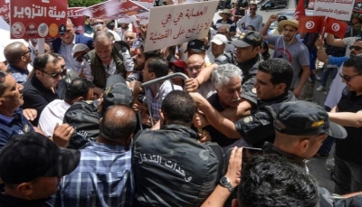 تونس.. صدامات بين الشرطة ومحتجين على استفتاء دستوري أعلنه "قيس سعيد"