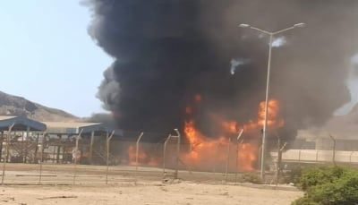 اندلاع حريق كبير في منشأة نفطية بعدن مخلفاً جرحى وخسائر مادية