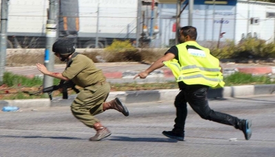 شاهد.. شاب فلسطيني يلكم جنوداً إسرائيليين حاولوا اعتقاله أثناء دفاعه عن أرضه