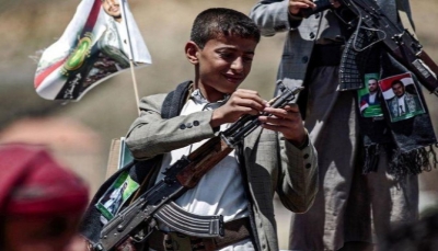 لا تتجاوز أعمارهم 10سنوات.. أسوشيتد برس: الحوثيون يستمرون بتجنيد الأطفال في اليمن رغم تعهدهم بوقفه