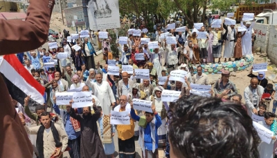 تعز.. المئات يحتشدون في وقفتين احتجاجيتين للتنديد باستمرار الحصار الحوثي