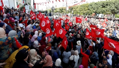 تونس.. آلاف المحتجين يتظاهرون رفضاً للاستفتاء على الدستور وخطف الدولة