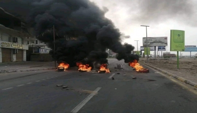 لليوم الثالث.. استمرار الاحتجاجات الغاضبة في عدن تنديداً بارتفاع أسعار الوقود وتردي الخدمات