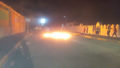 حضرموت.. محتجون يغلقون شوارع رئيسية في المكلا احتجاجاً على انقطاع الكهرباء