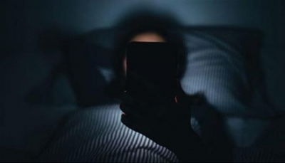 ماذا يحدث للجسم عند استخدام الهاتف قبل النوم؟