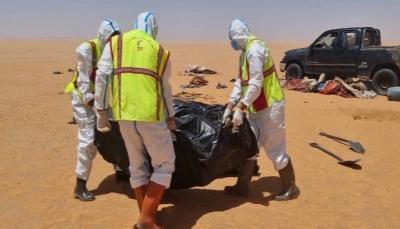 توفوا بسبب الجوع والعطش بعد أن ظلو الطريق.. العثور على جثث 20 مهاجراً في الصحراء الليبية 