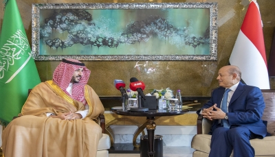 اليمن.. زيارة الرئيس العليمي إلى السعودية تنتهي بتعهدات متواضعة و"خيبة أمل" 