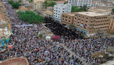 اليمن.. الآلاف يؤدون صلاة العيد في ساحة الحرية بتعز ويجددون الدعوة لكسر الحصار