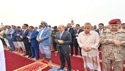 اليمن.. الرئيس العليمي يؤدي صلاة العيد في العاصمة المؤقتة عدن