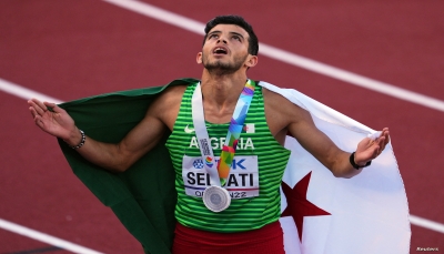 عداء جزائري يحصد ميدالية فضية ويحتفل برفع علم فلسطين في أمريكا 
