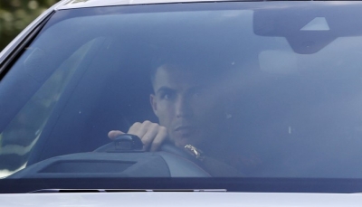 رونالدو يصل إلى معقل مانشستر يونايتد من أجل "تحديد المصير" 