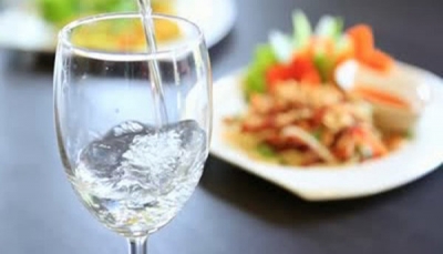 ربما سمعت هذا من قبل.. هل شرب الماء مع الأكل يضر بالصحة وعملية الهضم؟