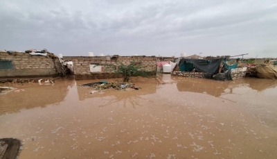 منظمة تدعو الحكومة لإنقاذ الأسر المتضررة من االسيول في مخيمات النزوح بمأرب