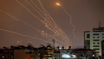 المقاومة الفلسطينية تستهدف تل أبيب بمئة صاروخ والاحتلال يستدعي قوات الاحتياط لمحيط غزة 