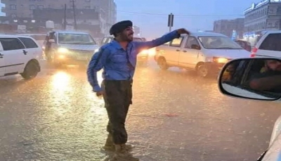 ينظم حركة السير أثناء اشتداد الأمطار.. ناشطون يكرمون رجل المرور "غازي محمد" في مأرب 