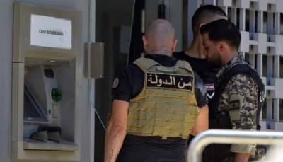مسلح يحتجز موظفي مصرف في بيروت ويطالب باسترداد ودائعه (فيديو)